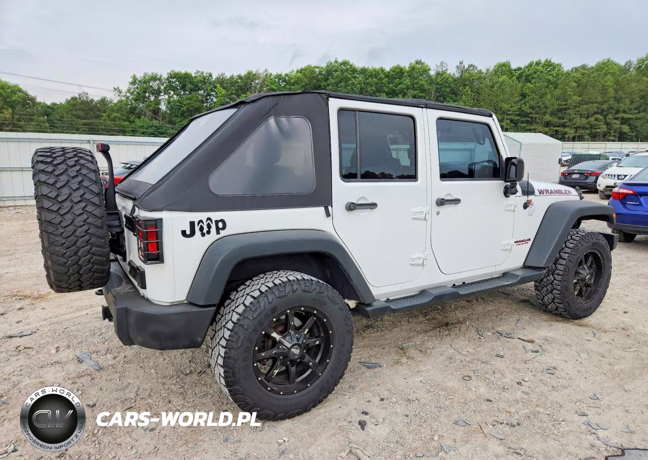 2014 Jeep Wrangler Unlimited Sport VIN:1C4BJWDG3EL244019 - 3
