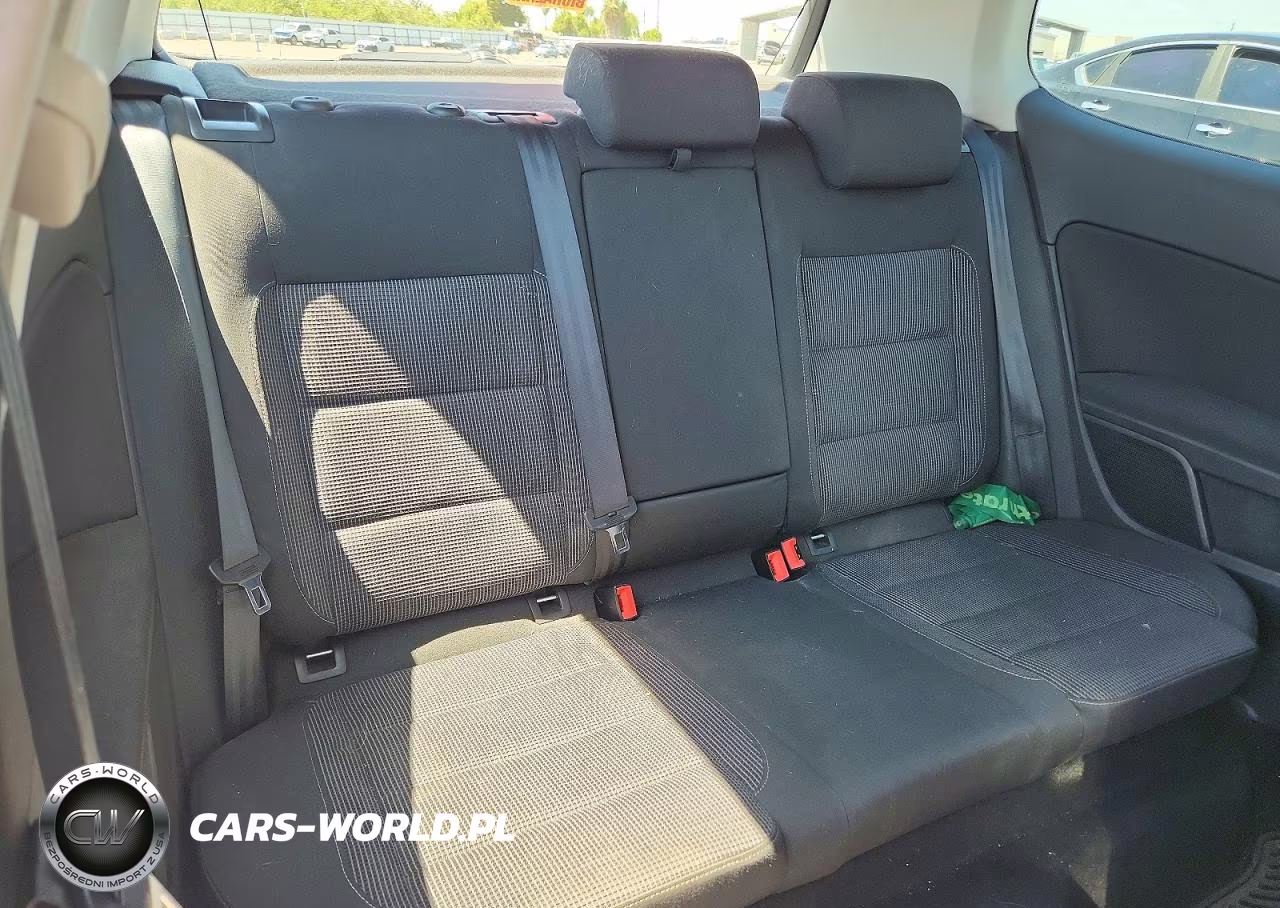 2010 Volkswagen Golf VIN:WVWAB7AJ0AW319945 - 10