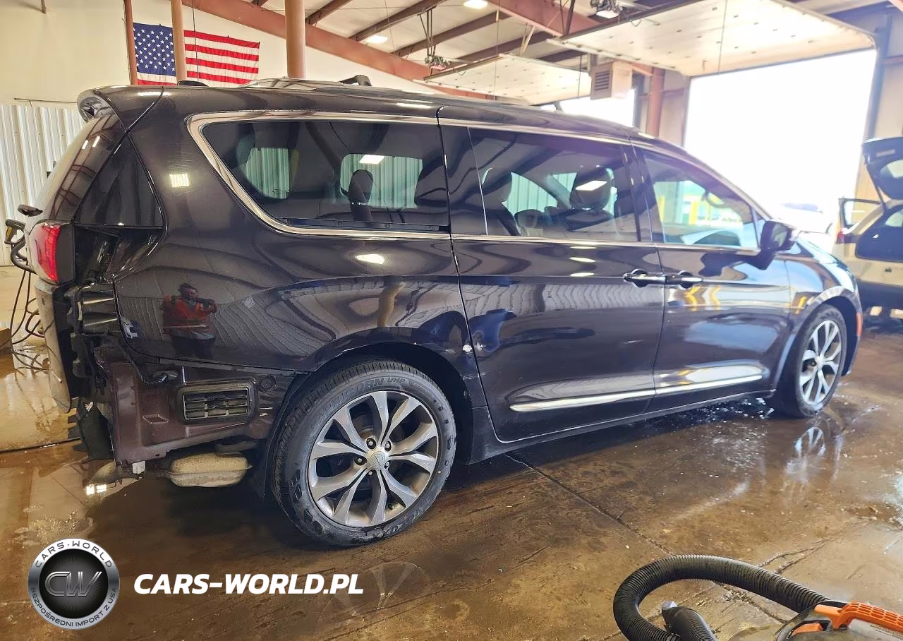2017 Chrysler Pacifica Limited VIN:2C4RC1GG1HR608490 - 3
