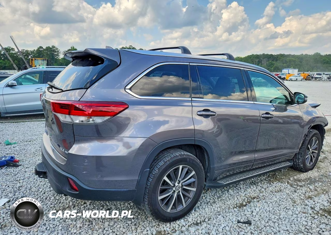 2018 Toyota Highlander Xle VIN:5TDJZRFH2JS536278 - 3