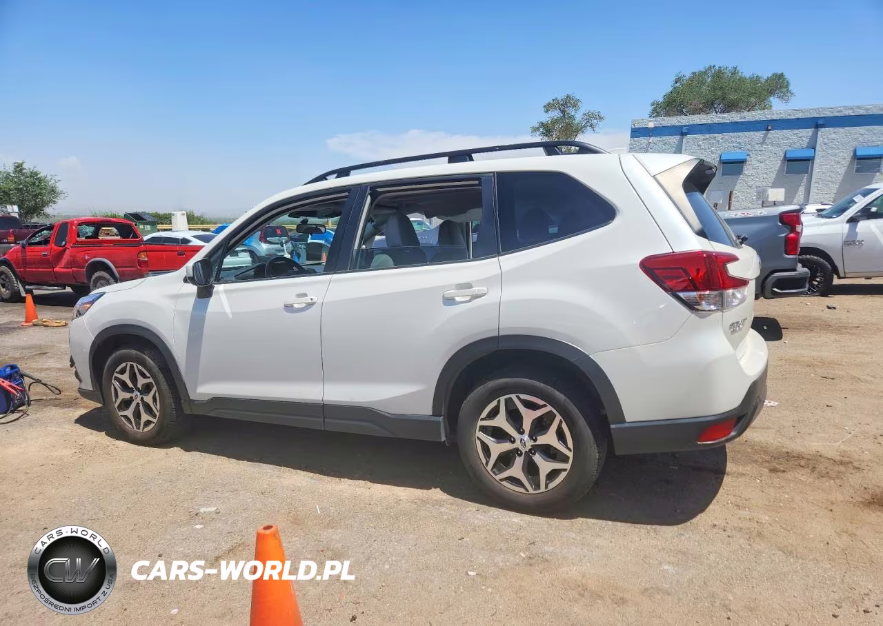 2022 Subaru Forester Premium VIN:JF2SKADC7NH444743 - 2