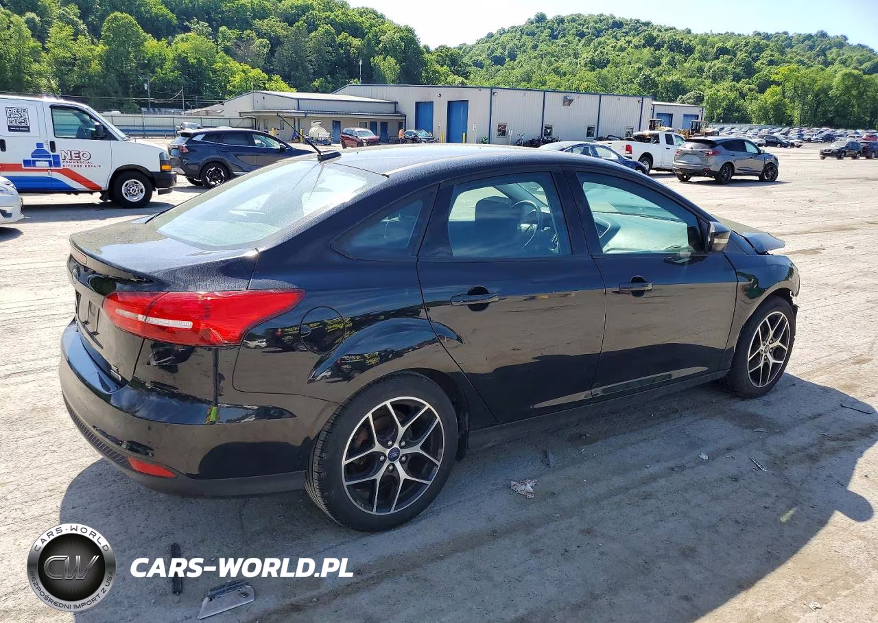 2018 Ford Focus Se VIN:1FADP3FE4JL309977 - 3