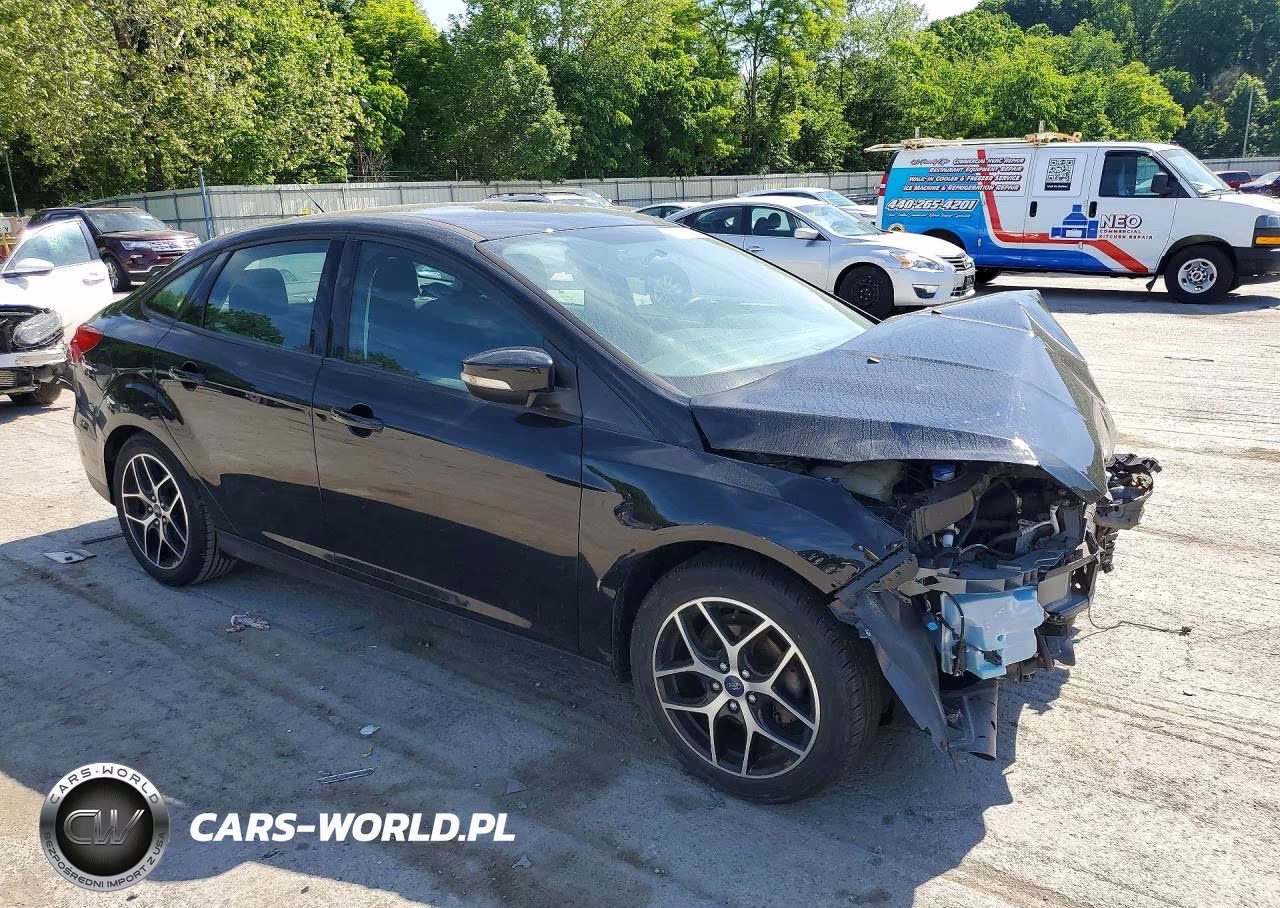 2018 Ford Focus Se VIN:1FADP3FE4JL309977 - 4