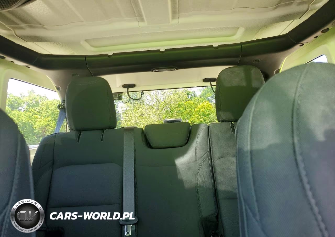2019 Jeep Wrangler Unlimited Sahara VIN:1C4HJXEGXKW534394 - 10