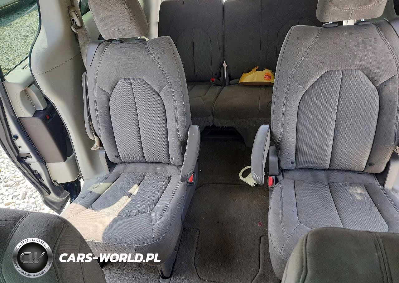 2019 Chrysler Pacifica Touring Plus VIN:2C4RC1FG0KR559436 - 10