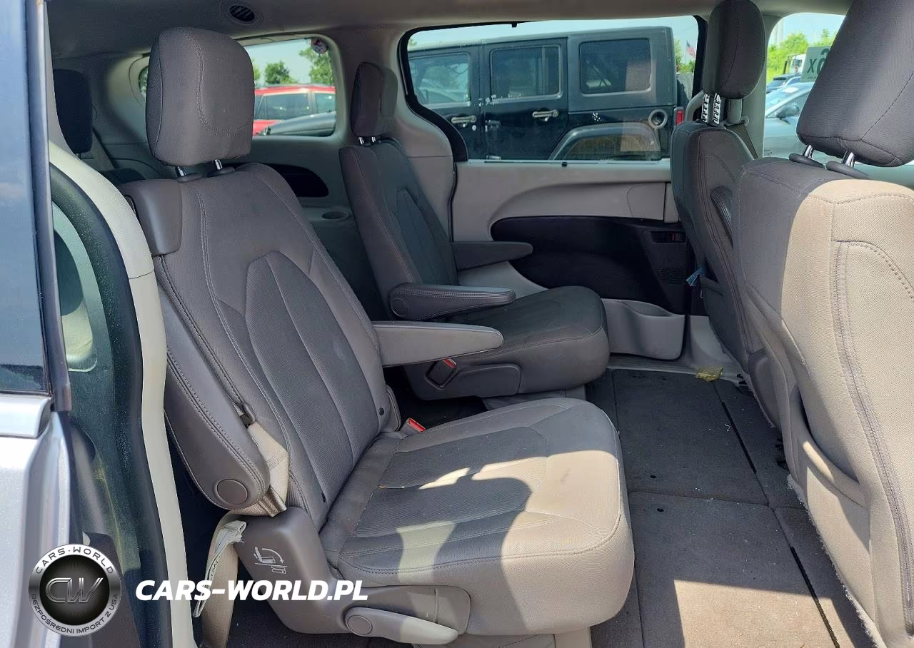 2019 Chrysler Pacifica Touring Plus VIN:2C4RC1FG0KR559436 - 11