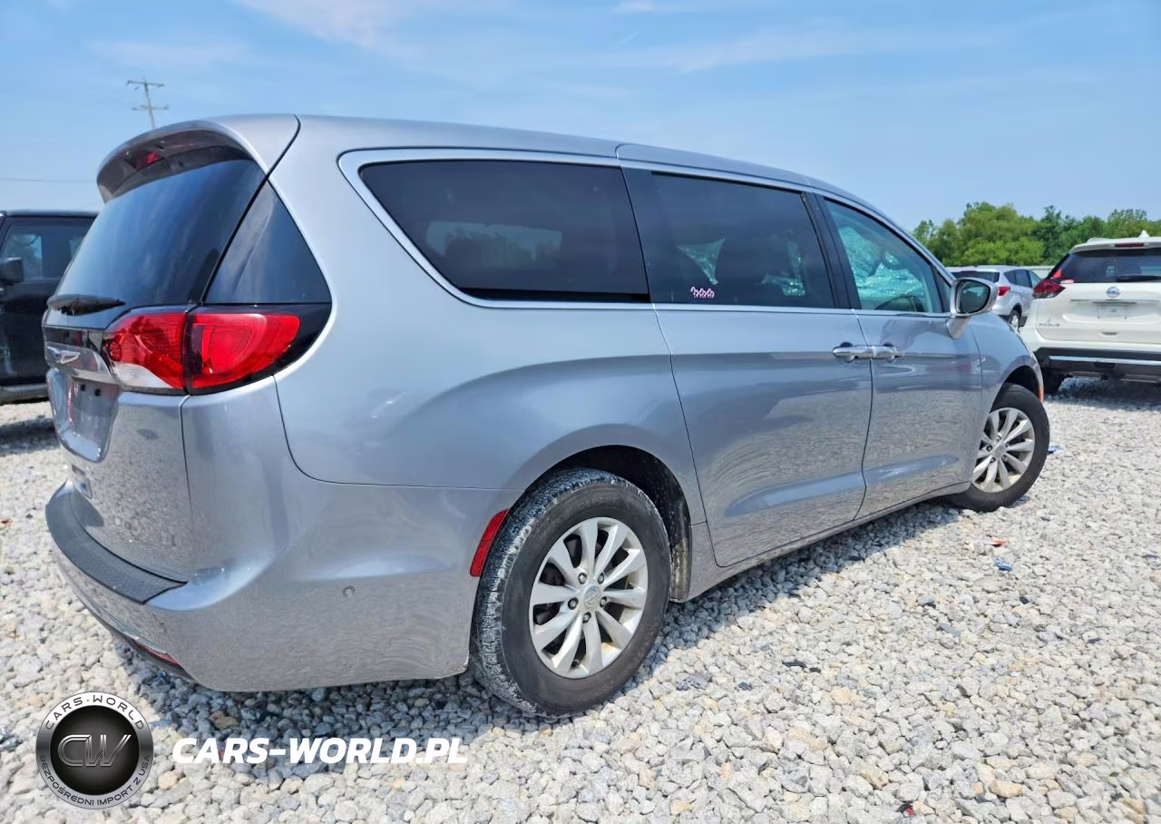 2019 Chrysler Pacifica Touring Plus VIN:2C4RC1FG0KR559436 - 3