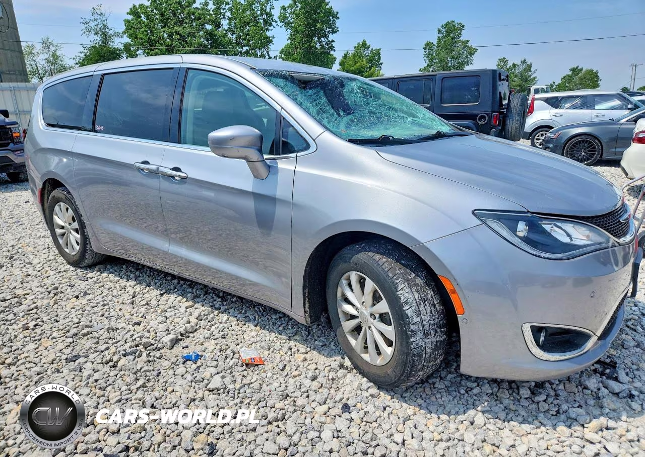 2019 Chrysler Pacifica Touring Plus VIN:2C4RC1FG0KR559436 - 4