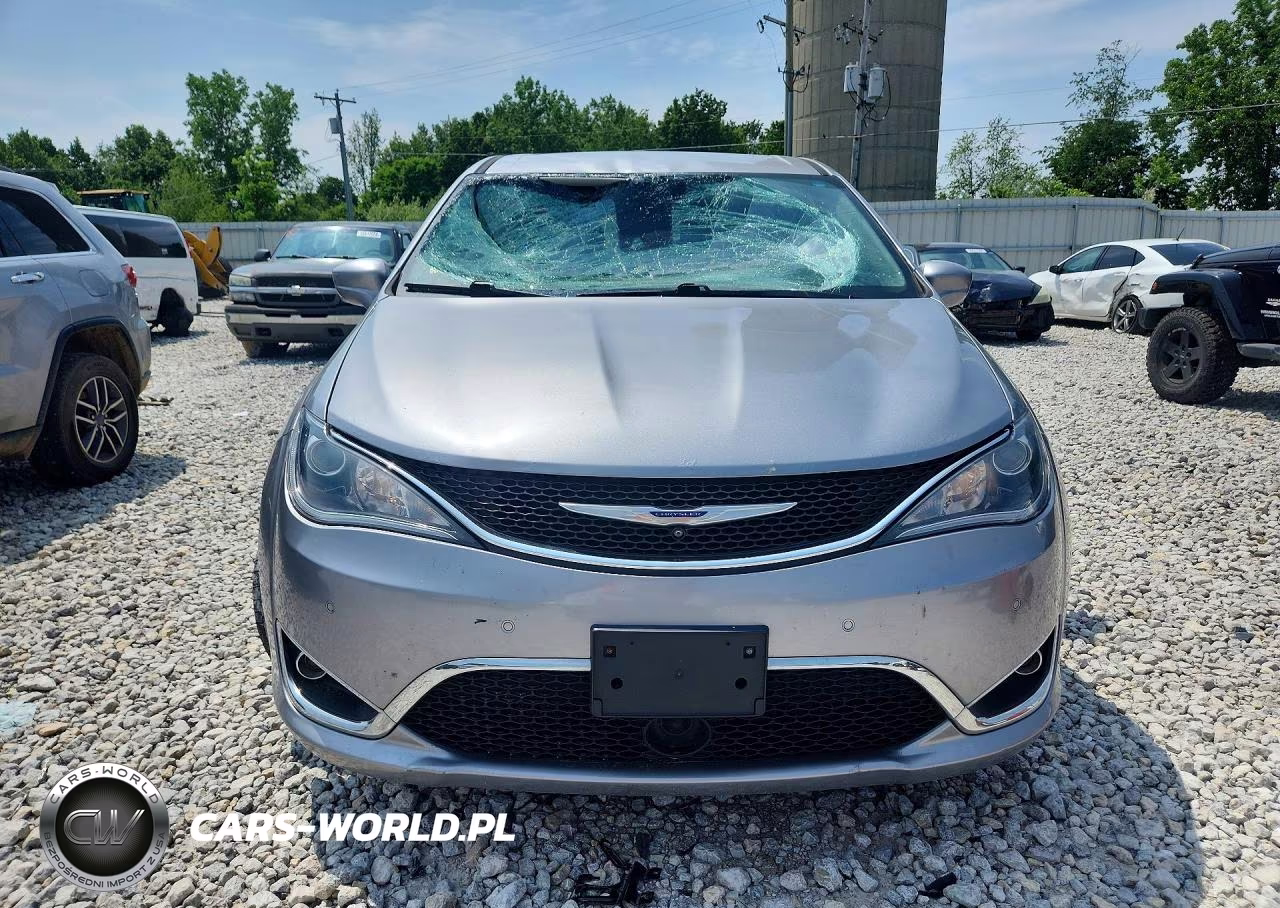 2019 Chrysler Pacifica Touring Plus VIN:2C4RC1FG0KR559436 - 5