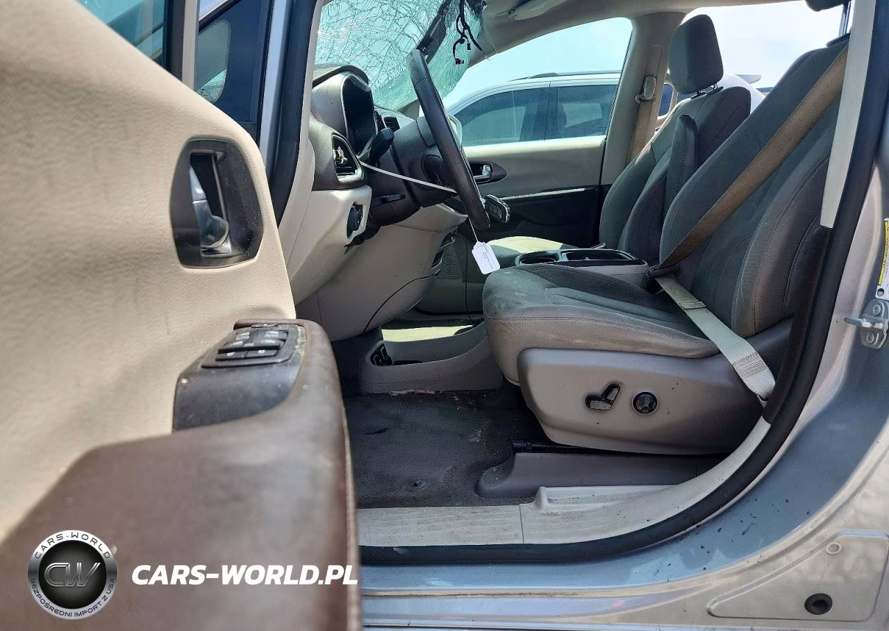 2019 Chrysler Pacifica Touring Plus VIN:2C4RC1FG0KR559436 - 7