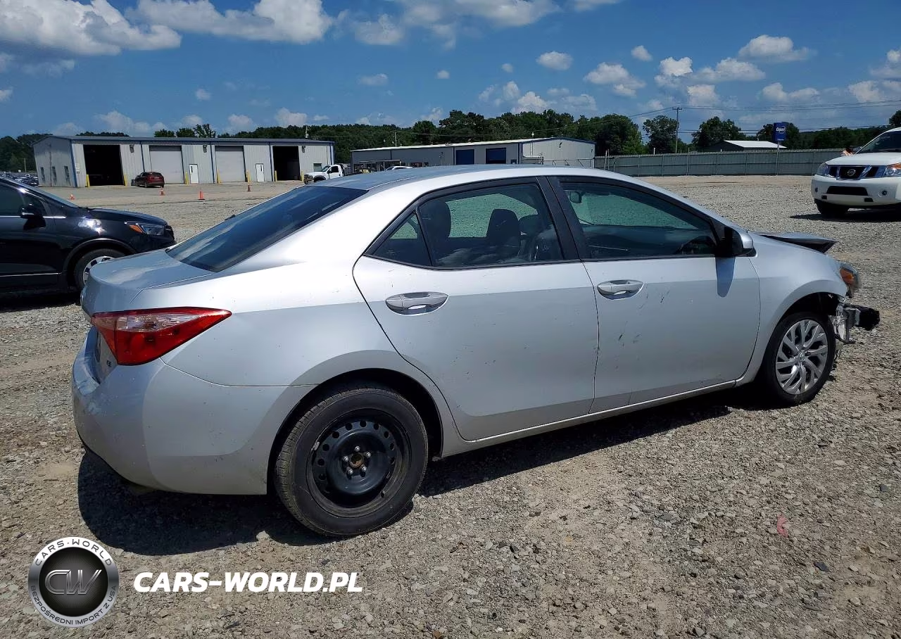 2018 Toyota Corolla Le VIN:2T1BURHE6JC056078 - 3