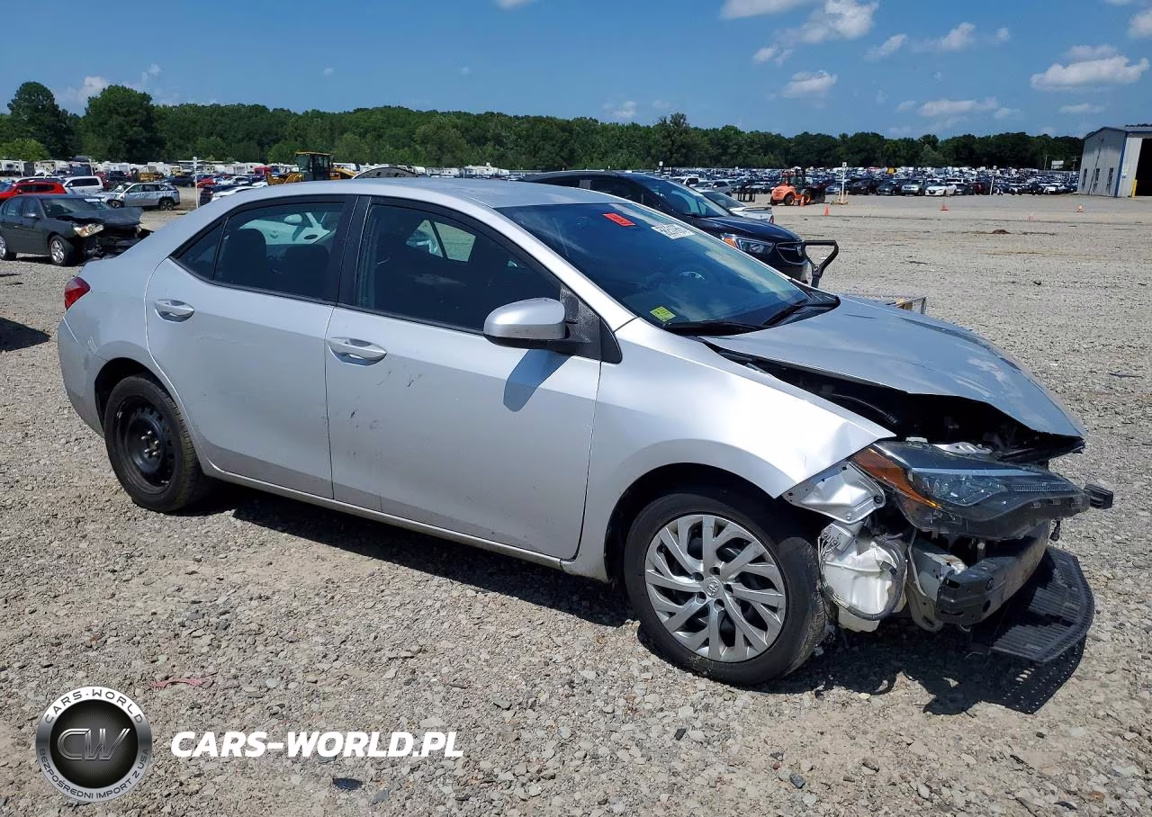 2018 Toyota Corolla Le VIN:2T1BURHE6JC056078 - 4