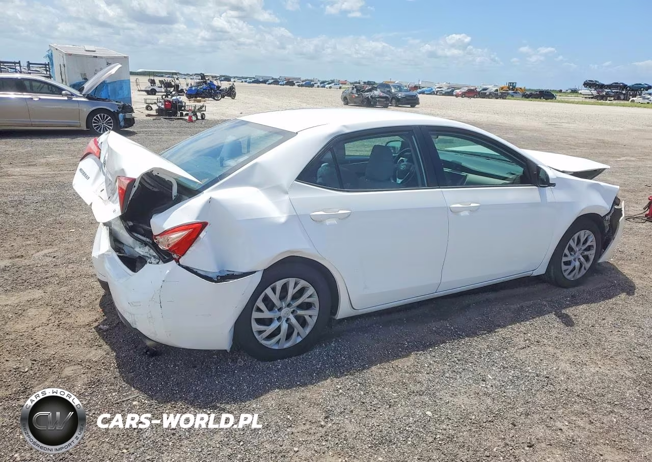 2018 Toyota Corolla Le VIN:2T1BURHEXJC029126 - 3