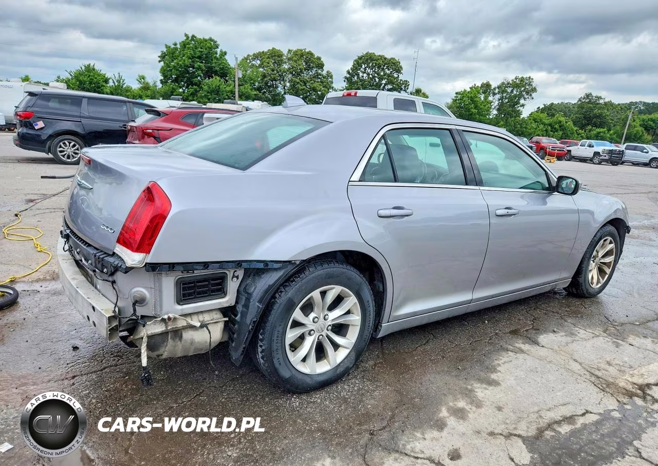 2015 Chrysler 300 Limited VIN:2C3CCAAG5FH837714 - 3
