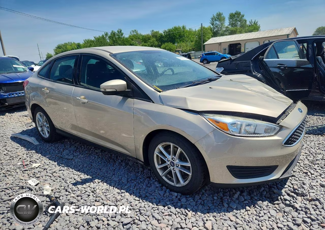 2017 Ford Focus Se VIN:1FADP3F26HL302559 - 4