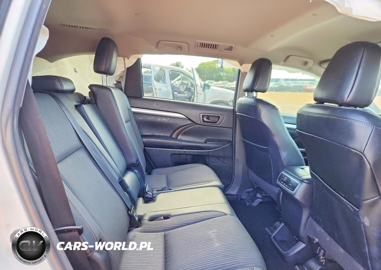 2018 Toyota Highlander Le Plus VIN:5TDZZRFH1JS248951 - 11