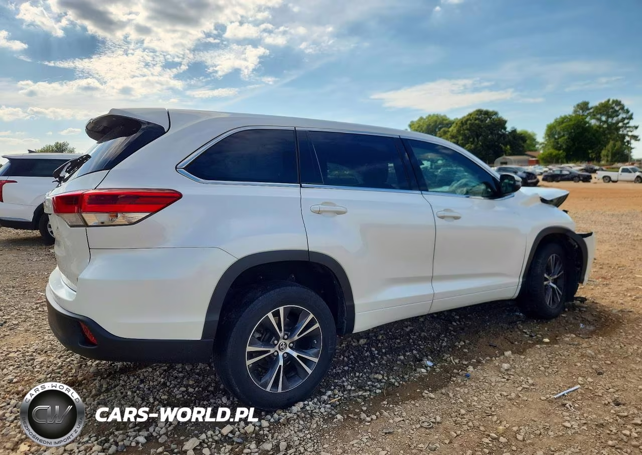 2018 Toyota Highlander Le Plus VIN:5TDZZRFH1JS248951 - 3