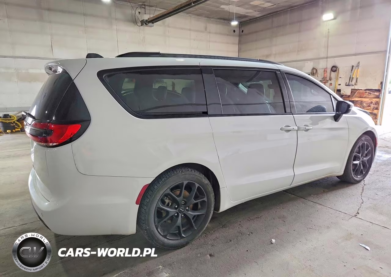 2023 Chrysler Pacifica Touring L VIN:2C4RC1BGXPR509012 - 3
