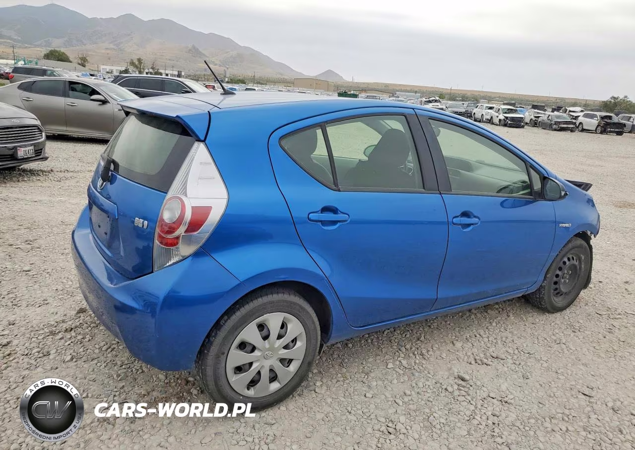 2014 Toyota Prius C Two VIN:JTDKDTB30E1072677 - 3
