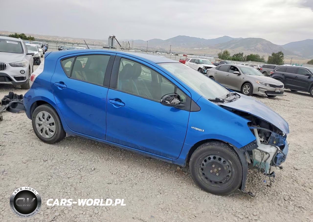 2014 Toyota Prius C Two VIN:JTDKDTB30E1072677 - 4