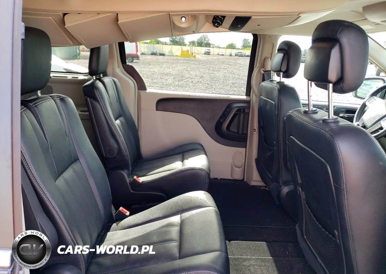 2016 Chrysler Town & Country Touring L VIN:2C4RC1CG9GR261804 - 11