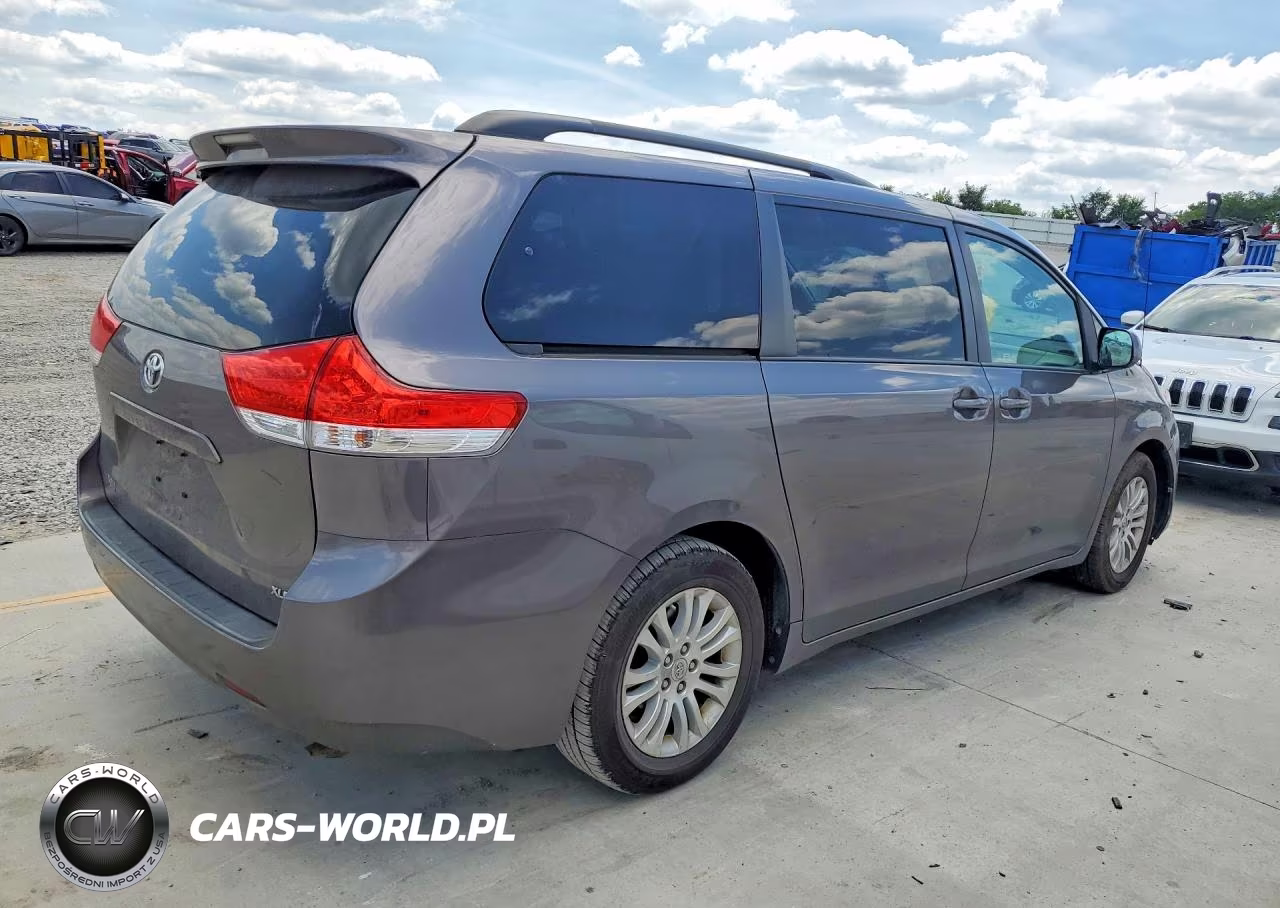 2013 Toyota Sienna Xle 8-Passenger VIN:5TDYK3DC2DS364328 - 3