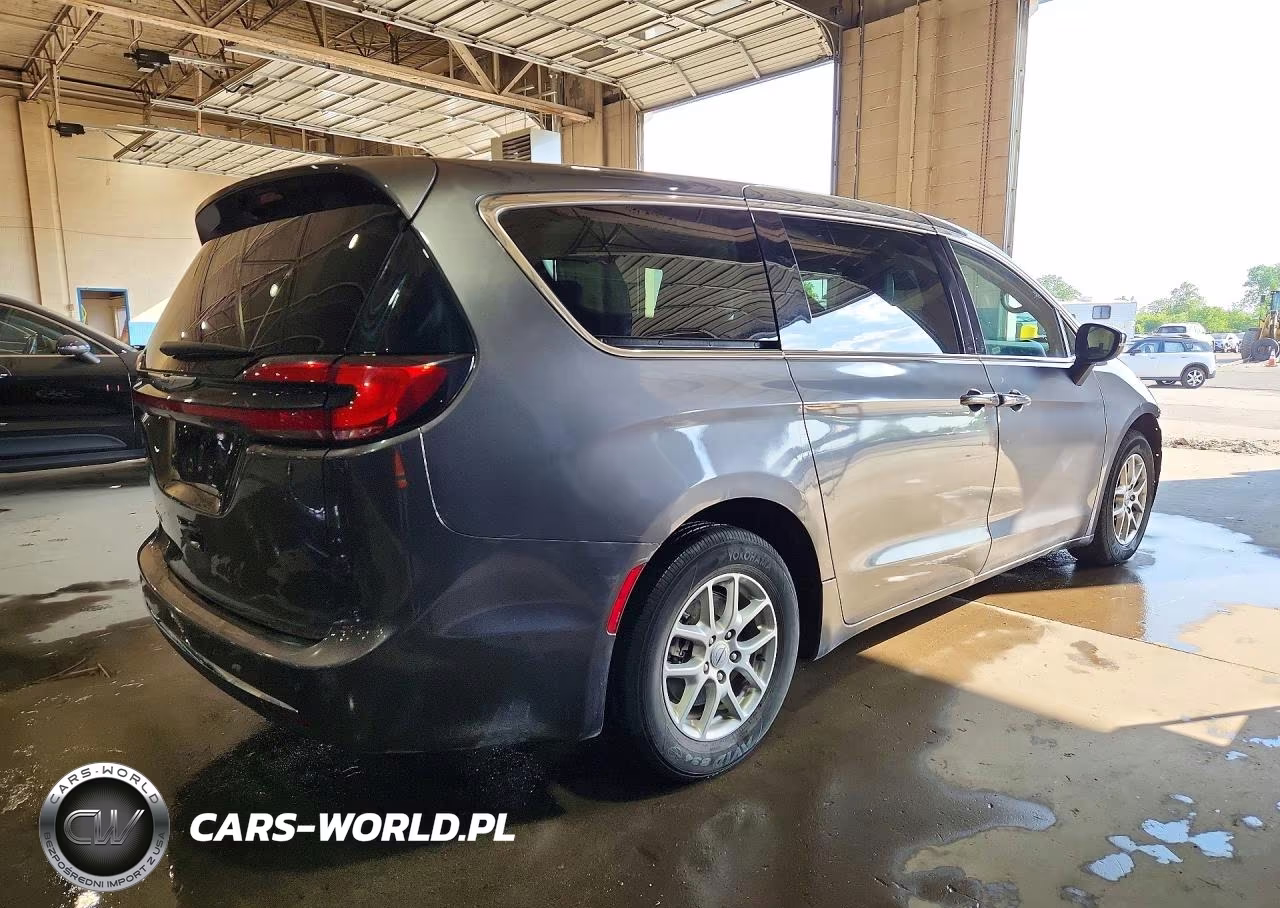 2023 Chrysler Pacifica Touring L VIN:2C4RC1BGXPR549557 - 3
