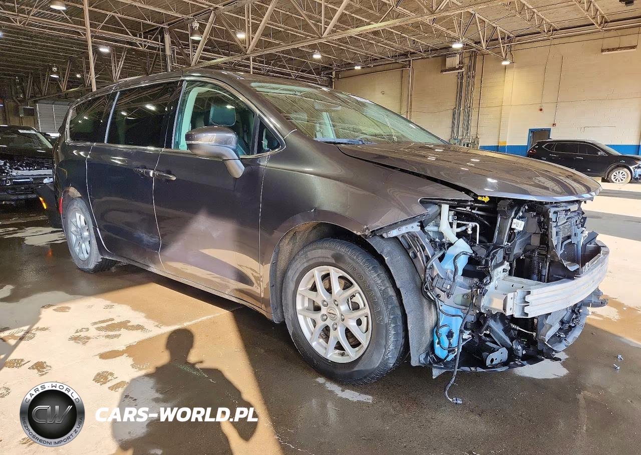 2023 Chrysler Pacifica Touring L VIN:2C4RC1BGXPR549557 - 4