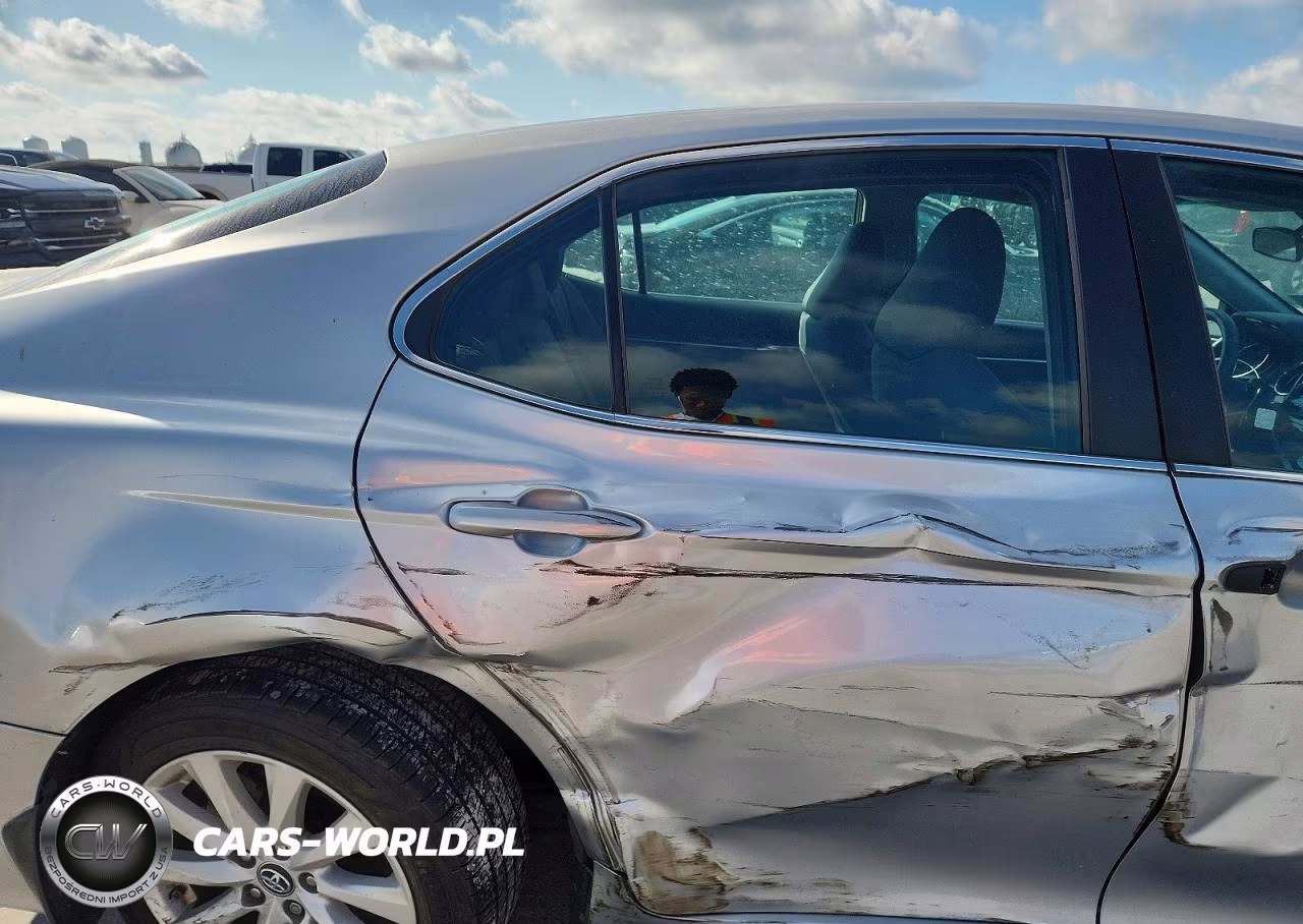 2018 Toyota Camry Le VIN:4T1B11HK4JU568873 - 10