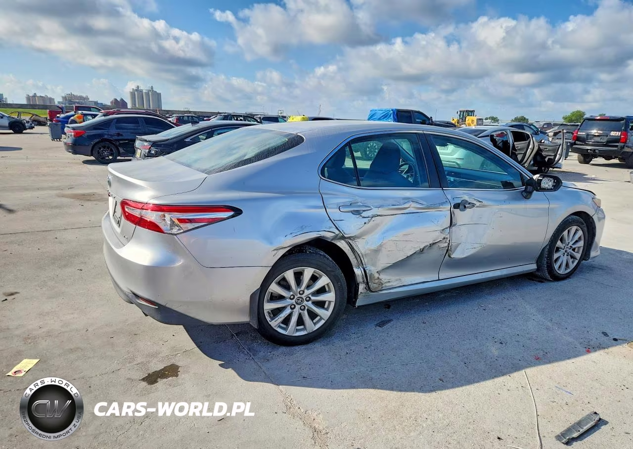 2018 Toyota Camry Le VIN:4T1B11HK4JU568873 - 3