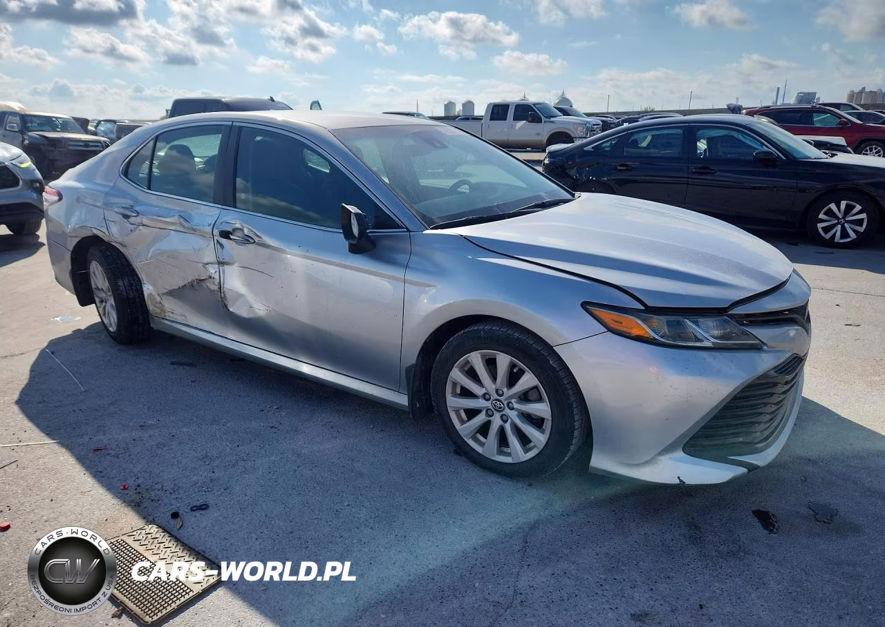 2018 Toyota Camry Le VIN:4T1B11HK4JU568873 - 4