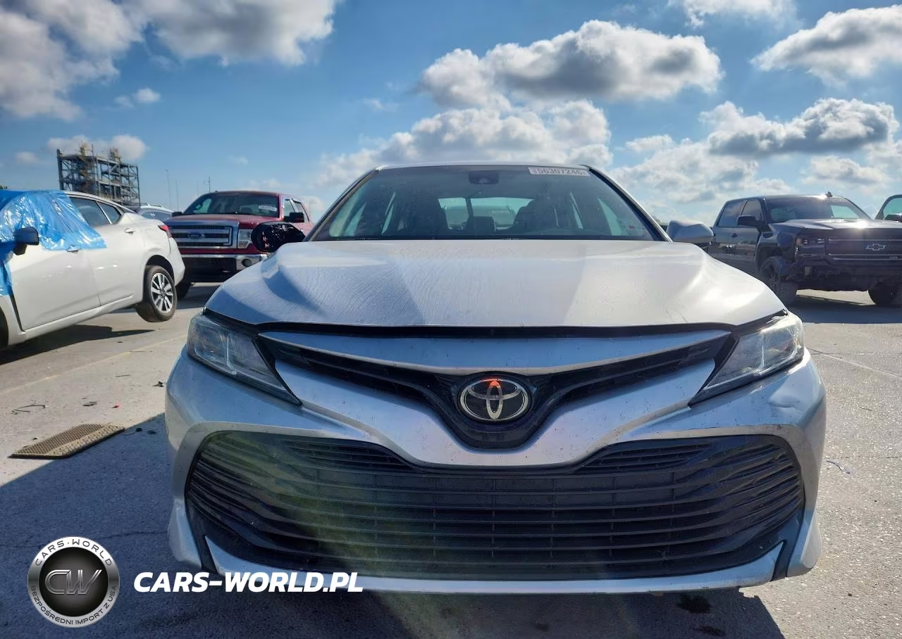 2018 Toyota Camry Le VIN:4T1B11HK4JU568873 - 5