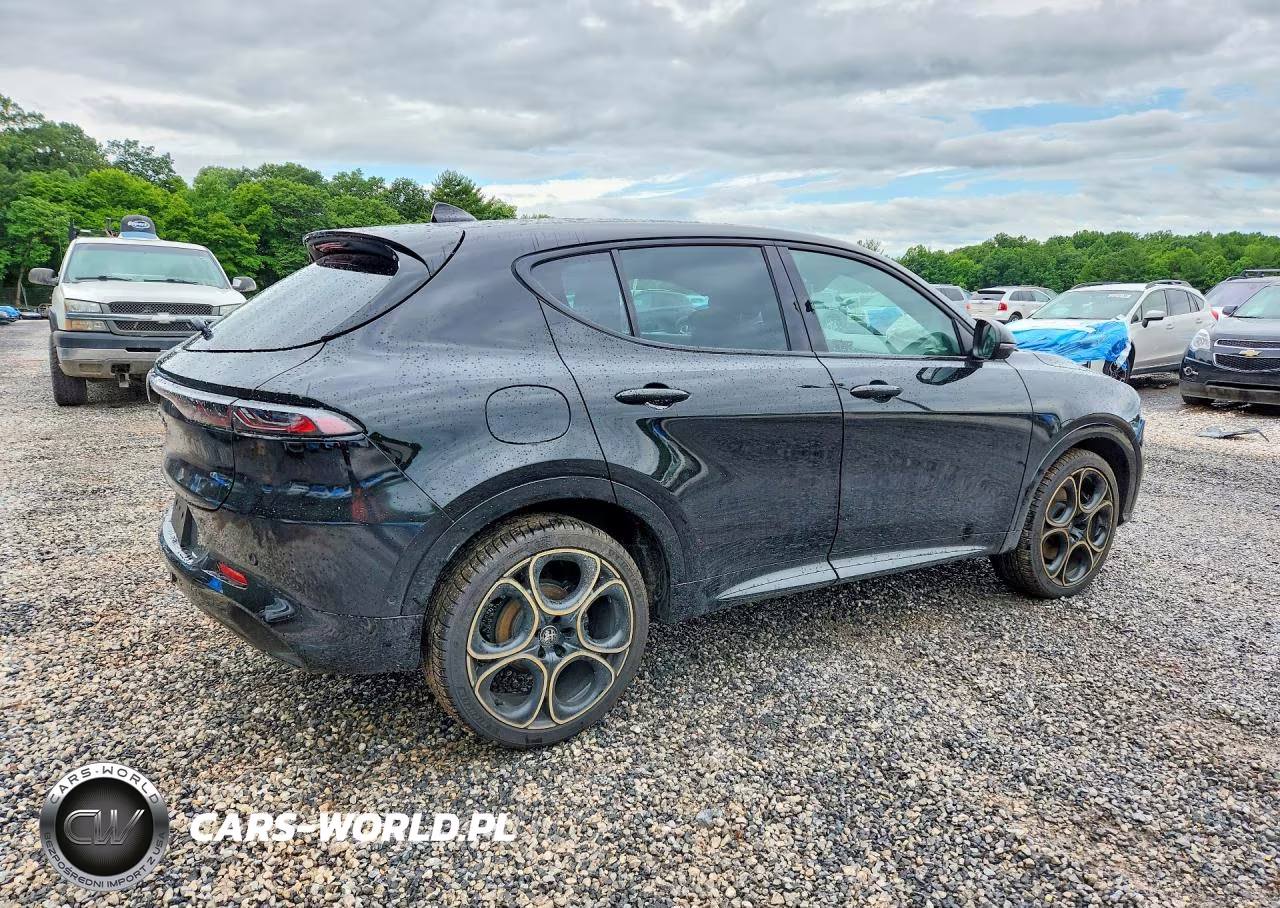 2025 Alfa Romeo Tonale Base VIN:ZASNATAN9S3104863 - 3