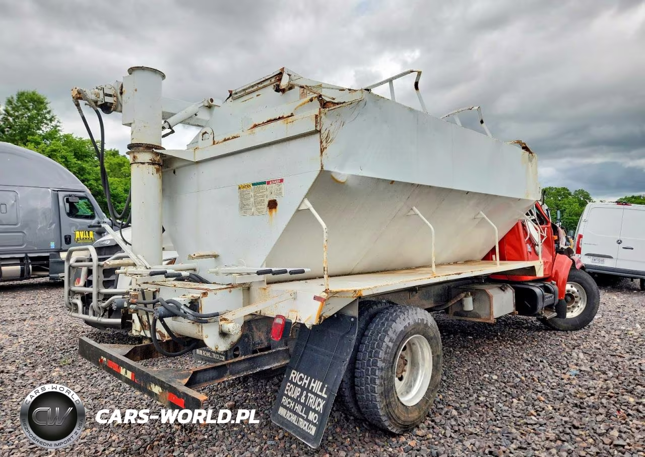 2000 International 4900 Feed Delivery Truck VIN:1HTSDAAN6YH311039 - 4