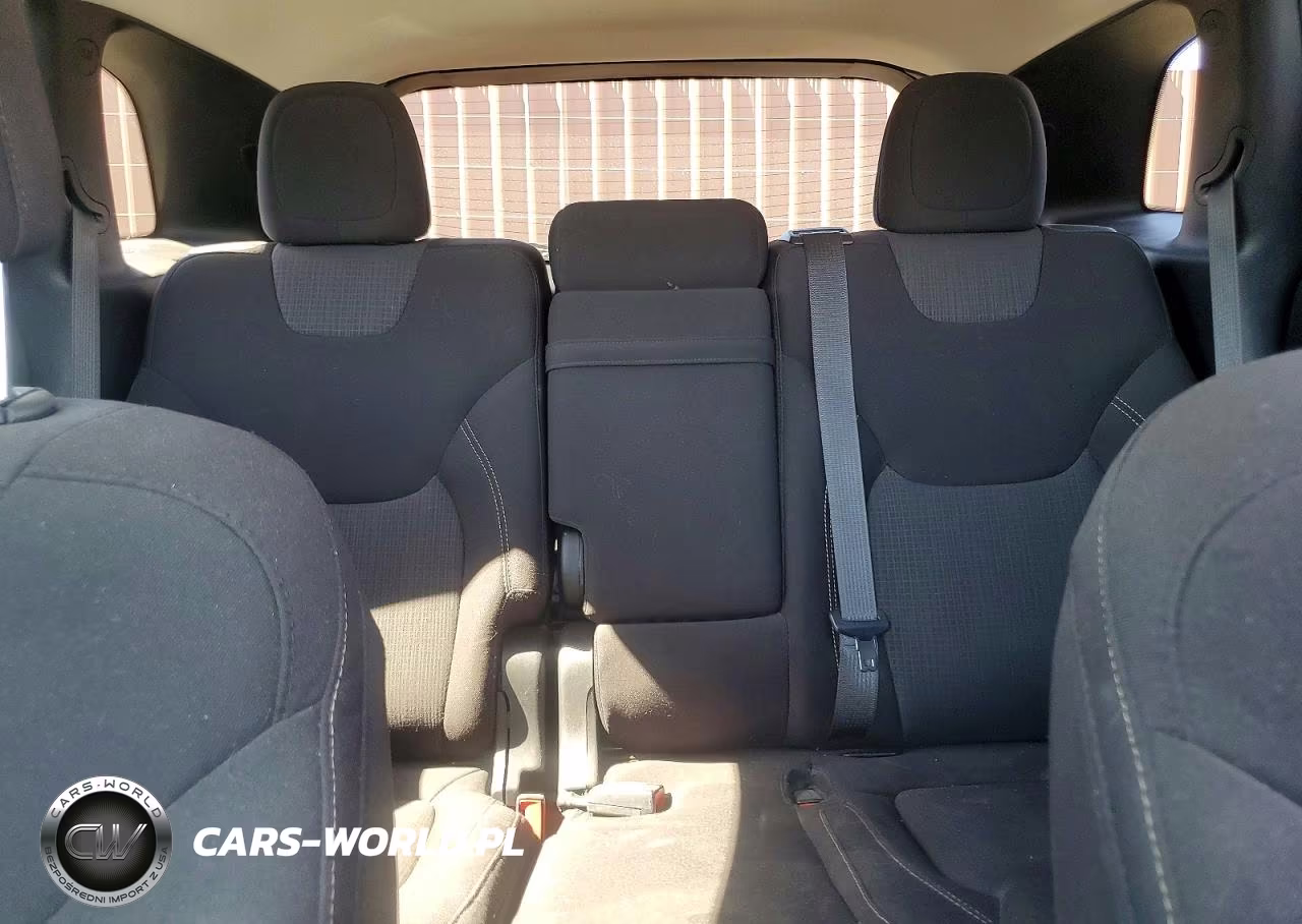 2017 Jeep Cherokee Latitude VIN:1C4PJMCS0HW513712 - 10