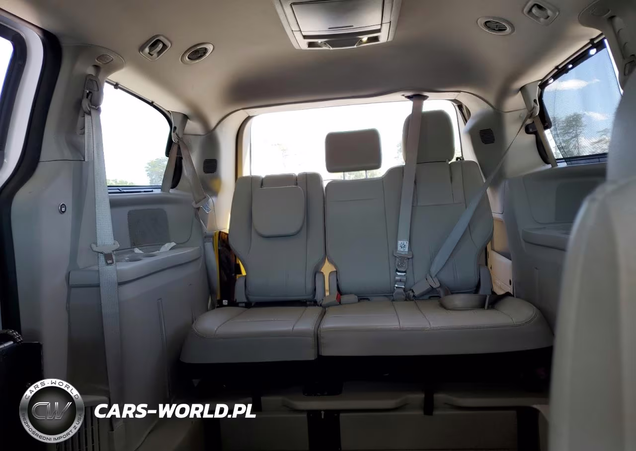 2015 Chrysler Town & Country Touring VIN:2C4RC1BGXFR572528 - 10