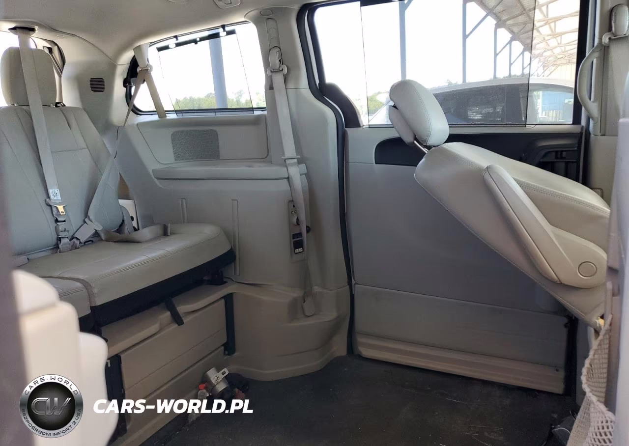 2015 Chrysler Town & Country Touring VIN:2C4RC1BGXFR572528 - 11