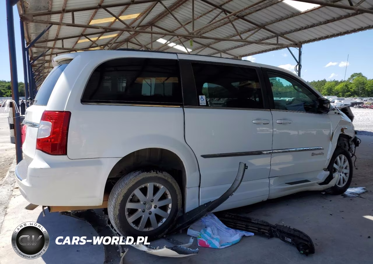 2015 Chrysler Town & Country Touring VIN:2C4RC1BGXFR572528 - 3