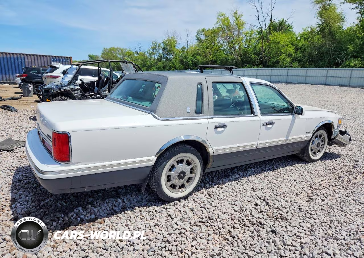 1997 Lincoln Town Car Signature VIN:1LNLM82W1VY742557 - 3