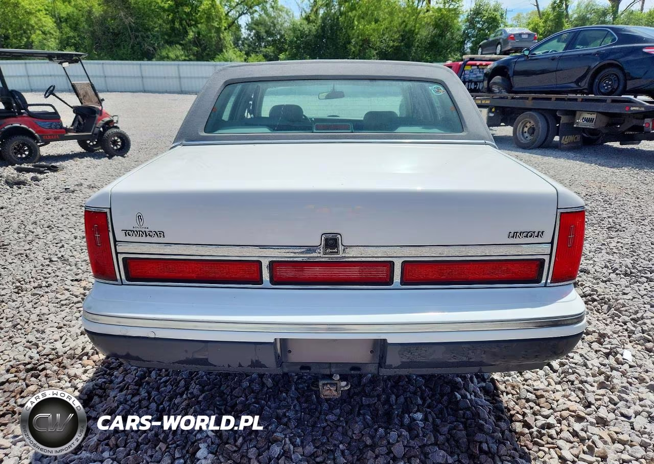 1997 Lincoln Town Car Signature VIN:1LNLM82W1VY742557 - 6