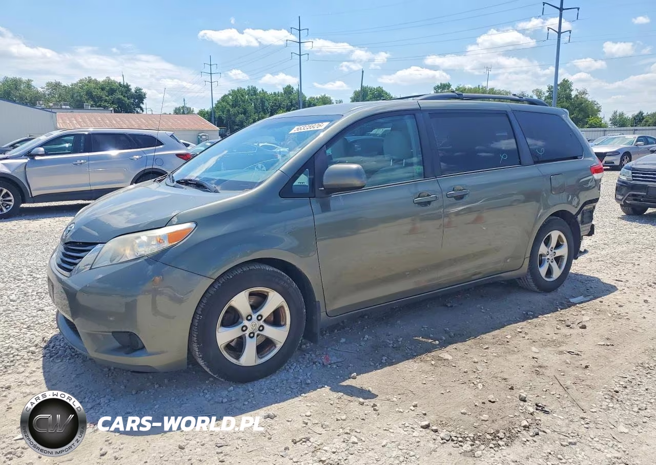 2013 Toyota Sienna Le – zdjęcie 1 z 14