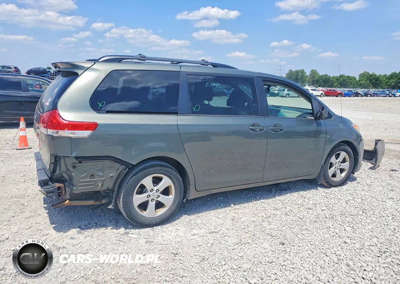 2013 Toyota Sienna Le VIN:5TDKK3DCXDS332054 - 3