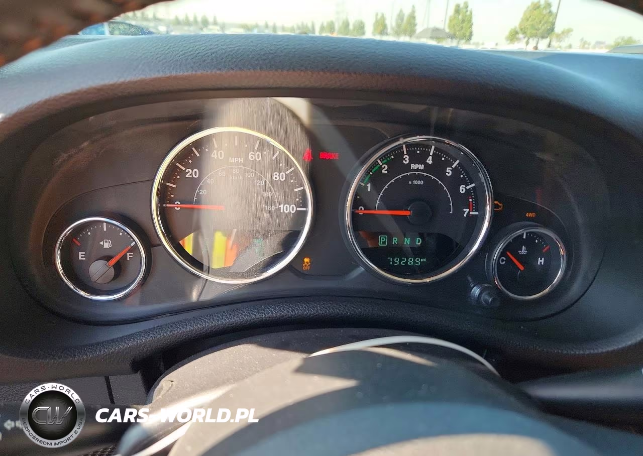 2015 Jeep Wrangler Unlimited Sport VIN:1C4HJWDG6FL635841 - 9