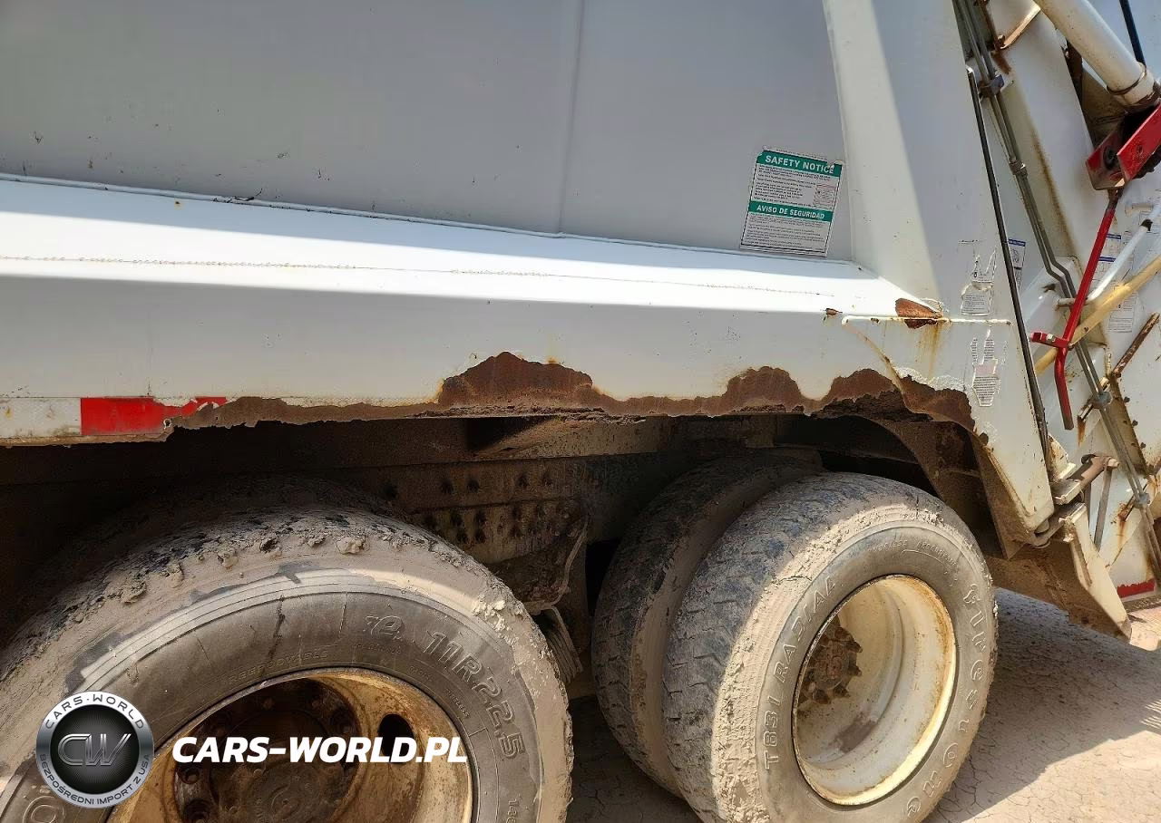 2008 International 7400 Refuse Truck VIN:1HTWGAAT58J690826 - 9