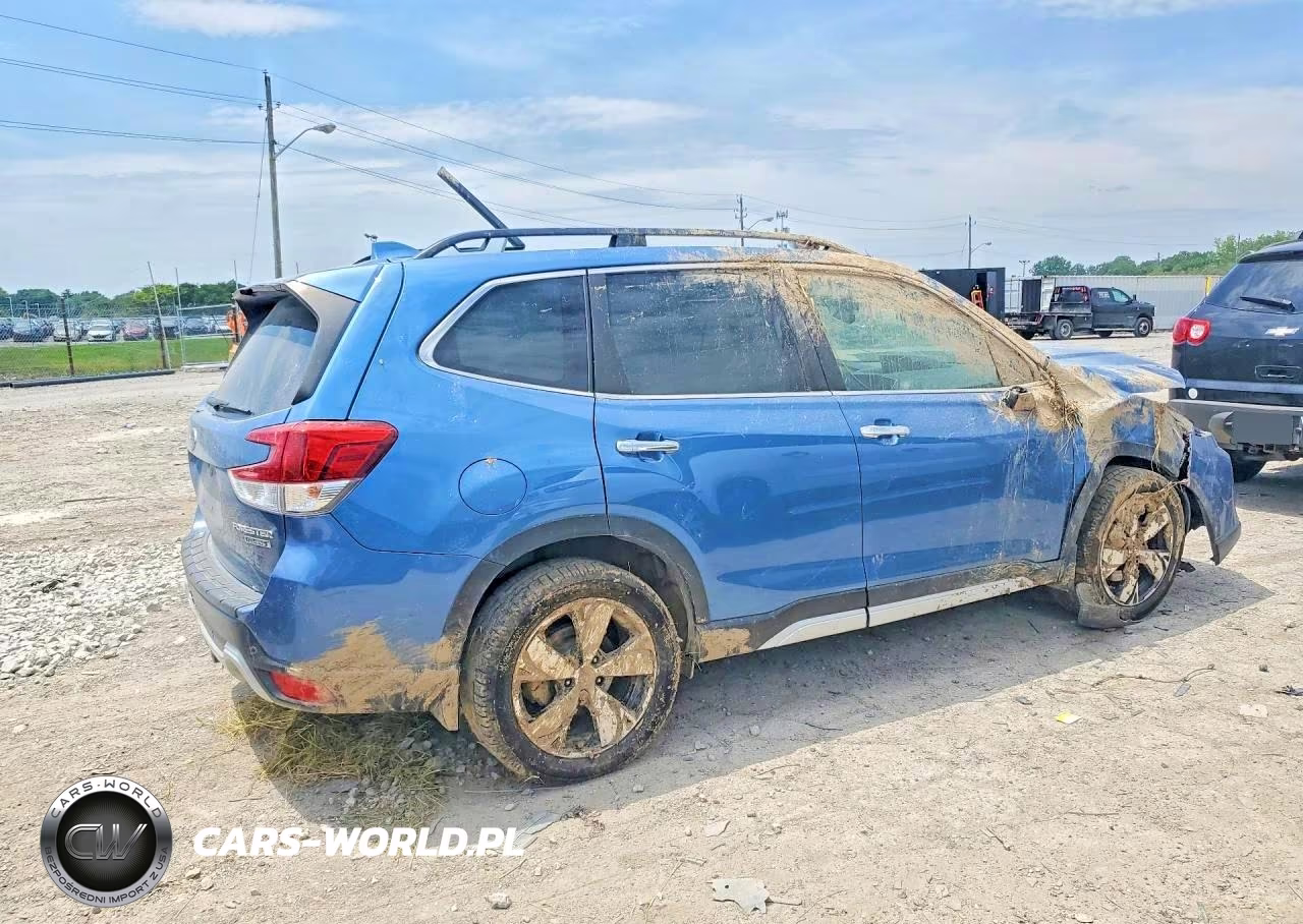 2019 Subaru Forester Touring VIN:JF2SKAWC6KH586381 - 3