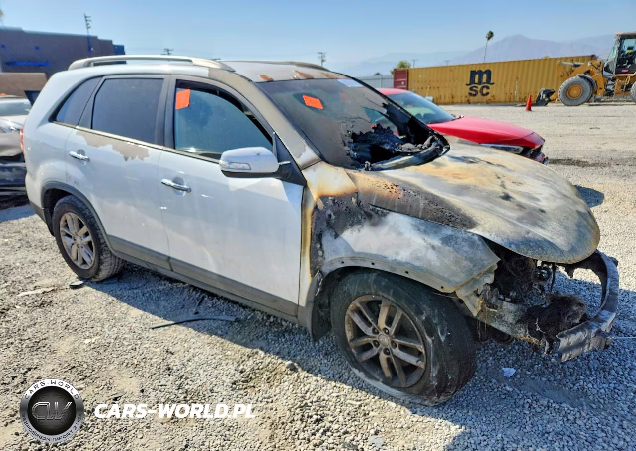 2015 Kia Sorento Lx VIN:5XYKT4A62FG605585 - 4