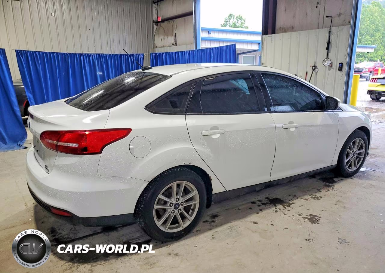 2018 Ford Focus Se VIN:1FADP3FE8JL203130 - 3