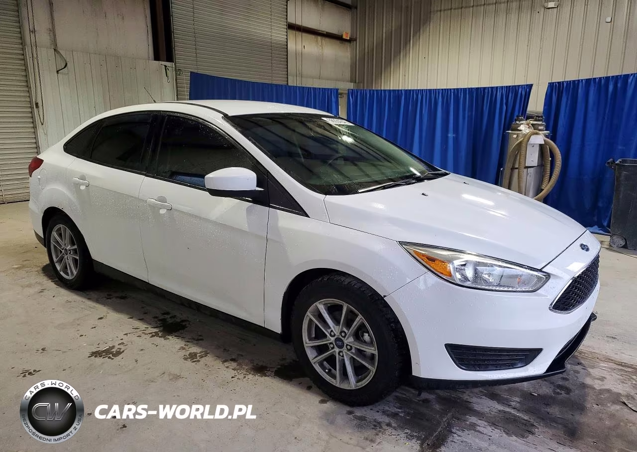 2018 Ford Focus Se VIN:1FADP3FE8JL203130 - 4