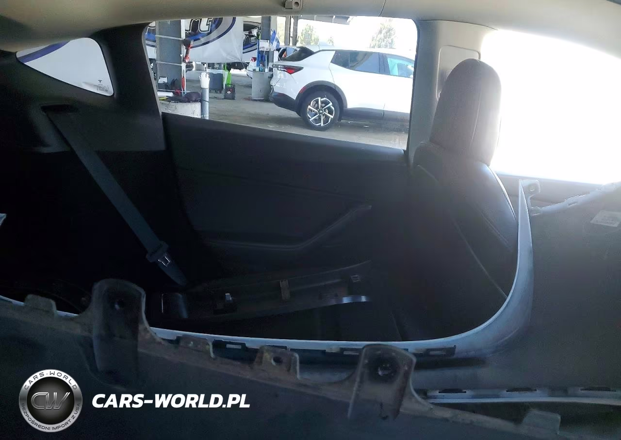 2023 Tesla Model Y VIN:7SAYGDEE0PF637124 - 10