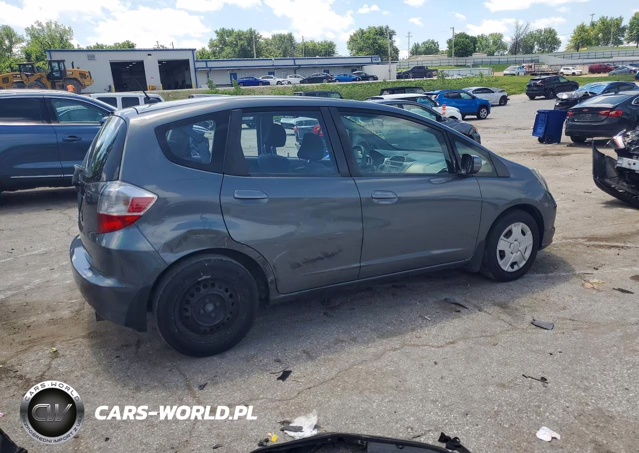 2013 Honda Fit VIN:JHMGE8H30DC070923 - 3